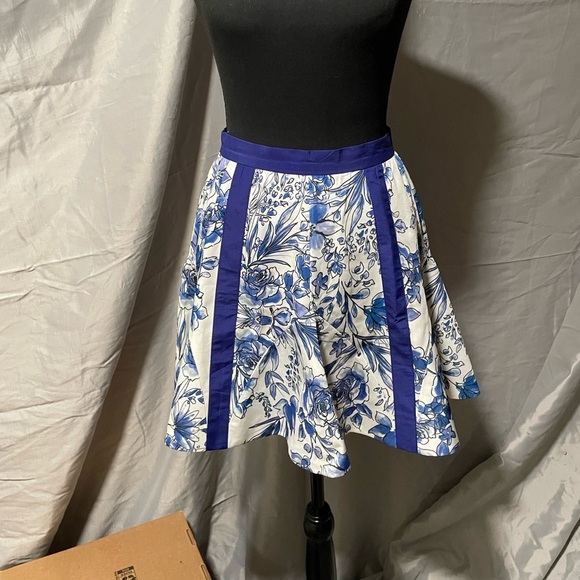 Cameo Blue and White Garment - Picture 7 of 12